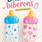 Image de ballons en forme de biberon flottants dans une fête décorée.