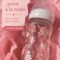 Un biberon peint à la main avec des motifs colorés pour bébé