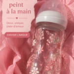 Un biberon peint à la main avec des motifs colorés pour bébé