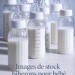 Bouteilles pour bébé sur une table, préparées pour un repas