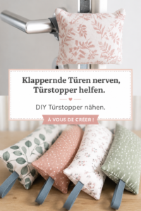 Un modèle coloré d'arrêt de porte DIY en tissu placé devant une porte