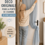 Idées créatives pour décorer la porte d'une chambre de bébé avec des éléments ludiques et colorés.