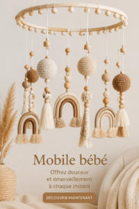 un mobile coloré pour bébé suspendu au-dessus d'un berceau