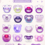 Pack de sucettes violettes pour bébé sur un arrière-plan pastel.