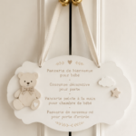 Panneau de porte personnalisé pour accueillir un bébé dans sa nursery, décoré avec des couleurs douces et des motifs tendres.