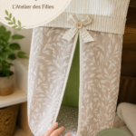 Un porte couche mural moderne et stylé dans une maison élégante.