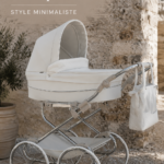Poussette blanche minimaliste avec un nouveau-né à l'intérieur, en extérieur