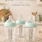 Biberons Tommee Tippee colorés sur une table, prêts pour un allaitement doux.