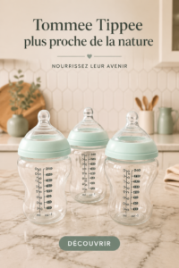 Biberons Tommee Tippee colorés sur une table, prêts pour un allaitement doux.