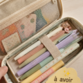 Une trousse de secours ouverte avec des fournitures médicales indispensables à l'intérieur.