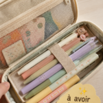 Une trousse de secours ouverte avec des fournitures médicales indispensables à l'intérieur.
