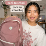 Un élégant sac à dos préparé pour la rentrée avec divers fournitures scolaires.