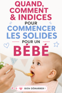 Un bébé souriant assis à table prêt à essayer sa première cuillerée d'aliment solide.