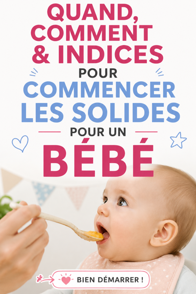 Un bébé souriant assis à table prêt à essayer sa première cuillerée d'aliment solide.