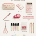 Trousse scolaire bien remplie avec des fournitures essentielles pour la rentrée.