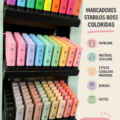 Stylos colorés disposés sur un bureau pour une rentrée scolaire inspirante