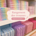 Une maman regardant une vidéo TikTok sur son téléphone, entourée de jouets d'enfants.