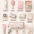 Une trousse de secours bien fournie pour la rentrée scolaire, avec divers produits de soin et d'urgence.