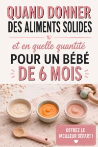Bébé souriant avec une cuillère, prêt à découvrir les aliments solides.