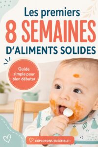 Un bébé heureux découvrant ses premiers aliments solides dans une assiette colorée.