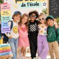 Une mère aidant son enfant à réaliser une activité de jumelage pour la rentrée scolaire.