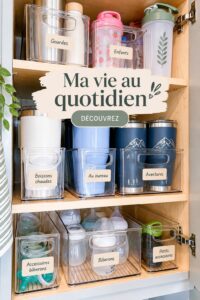 Une mère organisant les fournitures scolaires de ses enfants dans un cadre paisible