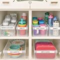 Cuisine de jeu colorée pour enfants mettant en valeur des meubles adaptés à leur taille.