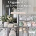 Organisateur de biberons sur une étagère, avec divers accessoires de bébé.