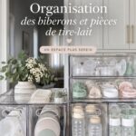 Organisateur de biberons sur une étagère, avec divers accessoires de bébé.