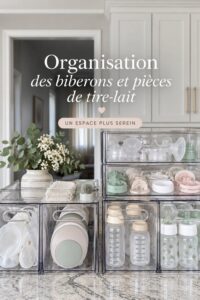Organisateur de biberons sur une étagère, avec divers accessoires de bébé.