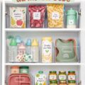 Cabinet de bébé organisé avec des espaces de rangement pratiques et esthétiques.