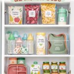 Cabinet de bébé organisé avec des espaces de rangement pratiques et esthétiques.