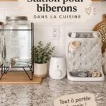 Station de biberons bien organisée dans une cuisine familiale.