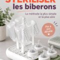 Mère stérilisant des biberons en utilisant une méthode à la vapeur